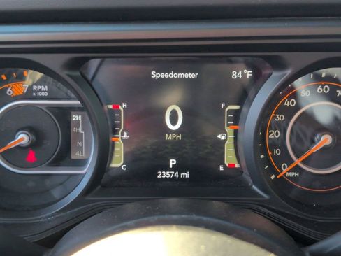 Used 2025 Jeep Wrangler Rubicon w/ Convenience Group image 16