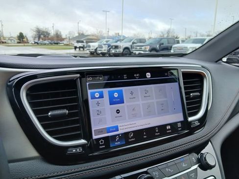 Used 2025 Chrysler Pacifica Pinnacle FWD image 24