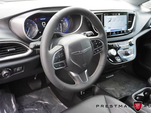 Used 2026 Chrysler Pacifica Select FWD image 26