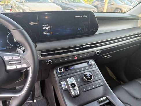 Used 2024 Hyundai Palisade Limited FWD image 2