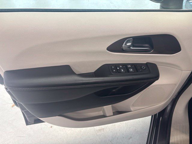 Used 2023 Chrysler Voyager LX FWD image 17