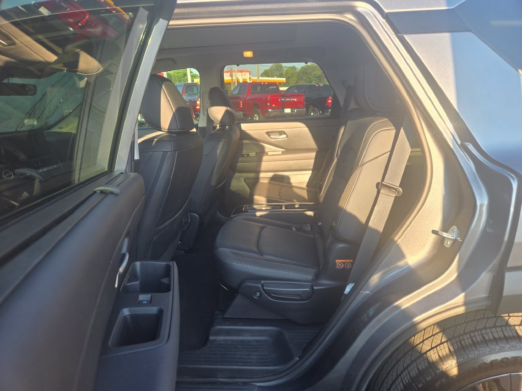 Used 2026 Nissan Pathfinder SL w/ SL Premium Package FWD image 8