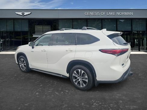 Used 2021 Toyota Highlander XLE AWD/4WD image 6