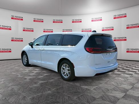 Used 2024 Chrysler Pacifica Touring-L FWD image 7