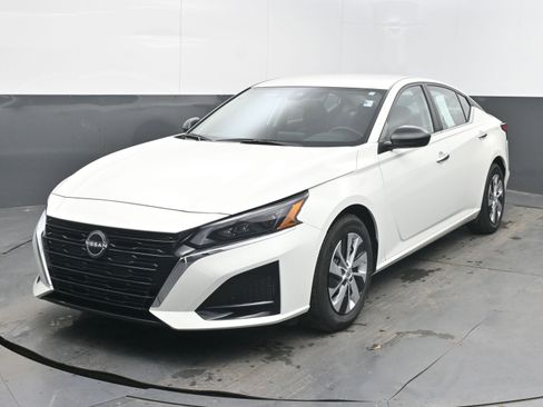 Certified 2025 Nissan Altima 2.5 S image 3