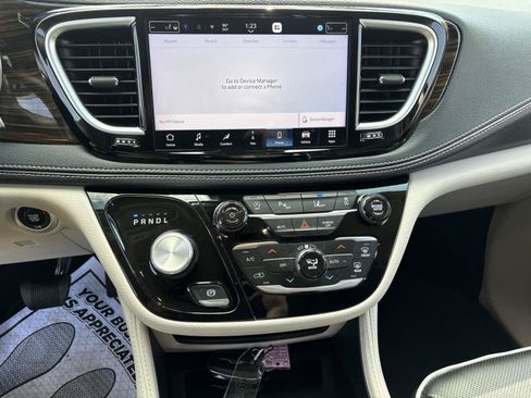 Used 2024 Chrysler Pacifica Limited FWD image 22