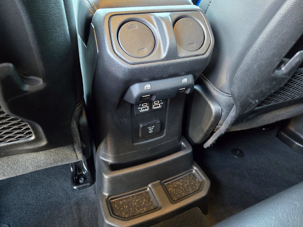 Used 2024 Jeep Wrangler Unlimited Sahara w/ Technology Group AWD/4WD image 11