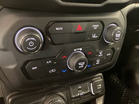 Used 2022 Jeep Renegade Altitude w/ Convenience Group image 17