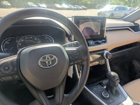Used 2025 Toyota RAV4 LE AWD/4WD image 32