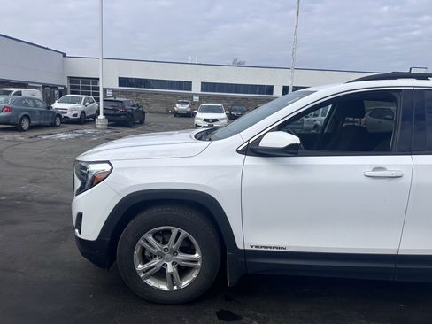 Used 2020 GMC Terrain SLE w/ Driver Convenience Package image 4