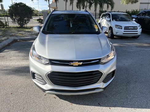 Used 2022 Chevrolet Trax LT w/ LT Convenience Package FWD image 2