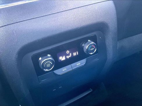 Used 2025 Chevrolet Traverse LT image 12