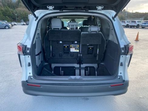 Used 2022 Toyota Sienna XLE image 8