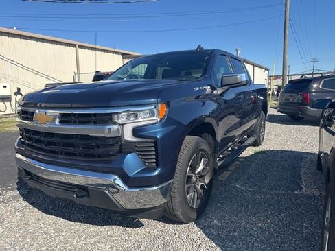 Used 2022 Chevrolet Silverado 1500 LT AWD/4WD image 2