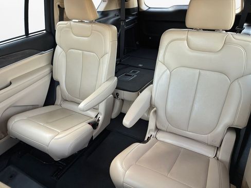 Used 2022 Jeep Grand Cherokee L Limited w/ Luxury Tech Group II image 22