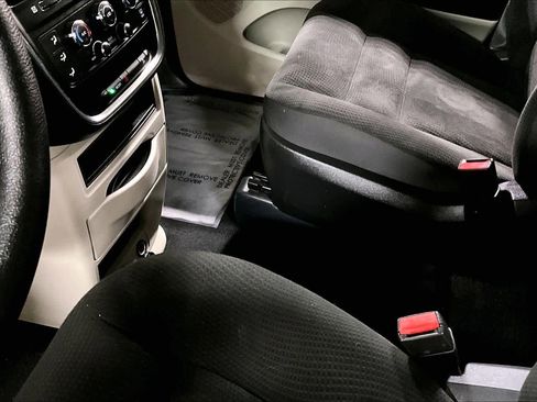 Used 2019 Dodge Grand Caravan SE w/ UConnect Hands-Free Group image 16