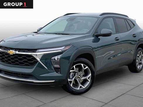 Used 2025 Chevrolet Trax LT FWD image 1