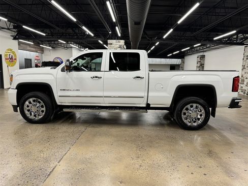 Used 2016 GMC Sierra 2500 Denali w/ Duramax Plus Package AWD/4WD image 4