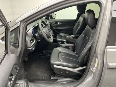 Used 2025 Chrysler Pacifica Select FWD image 3