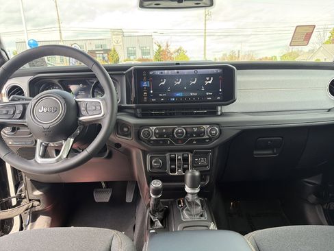 Used 2025 Jeep Wrangler Unlimited Sahara AWD/4WD image 16
