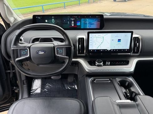 Used 2025 Ford Expedition Platinum AWD/4WD image 24
