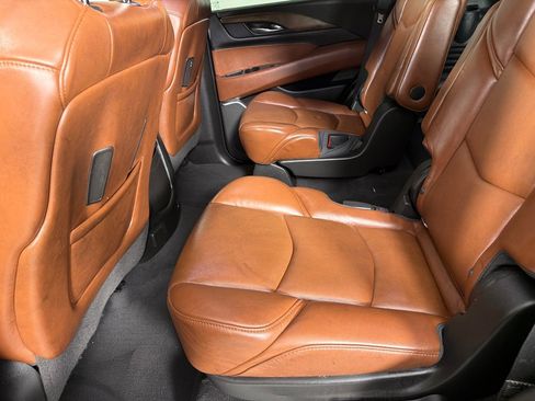 Used 2018 Cadillac Escalade Luxury AWD/4WD image 17