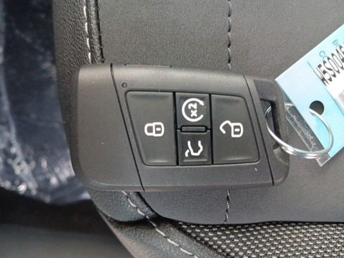 Used 2025 Volkswagen Taos SE image 27