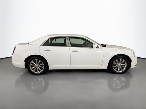 Used 2018 Chrysler 300 Touring image 8