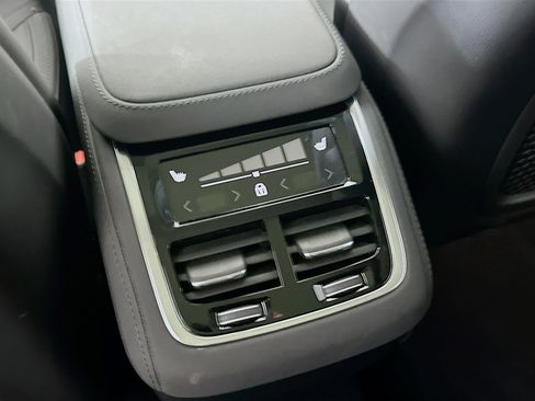 Used 2025 Volvo XC90 B6 Plus image 28