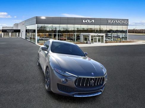 Used 2018 Maserati Levante GranLusso AWD/4WD image 9