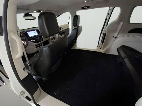 Used 2023 Chrysler Pacifica Touring-L AWD/4WD image 33