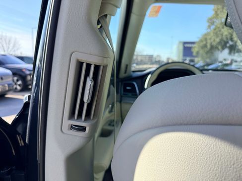 Certified 2025 Volvo XC90 B6 Plus w/ Protection Package image 17