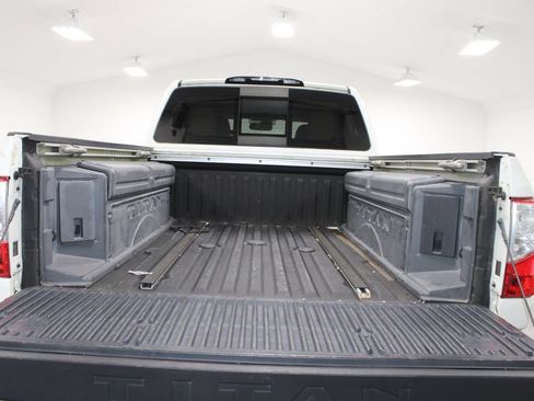 Used 2017 Nissan Titan SL RWD image 16