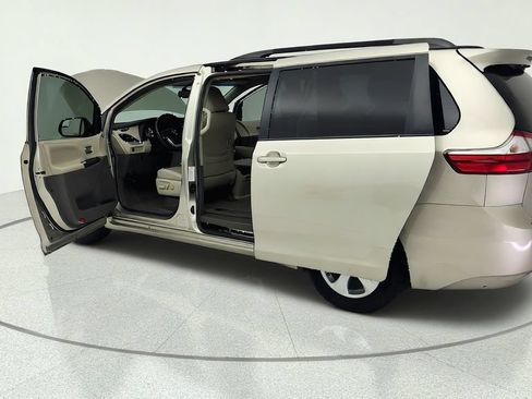 Used 2017 Toyota Sienna LE FWD image 32