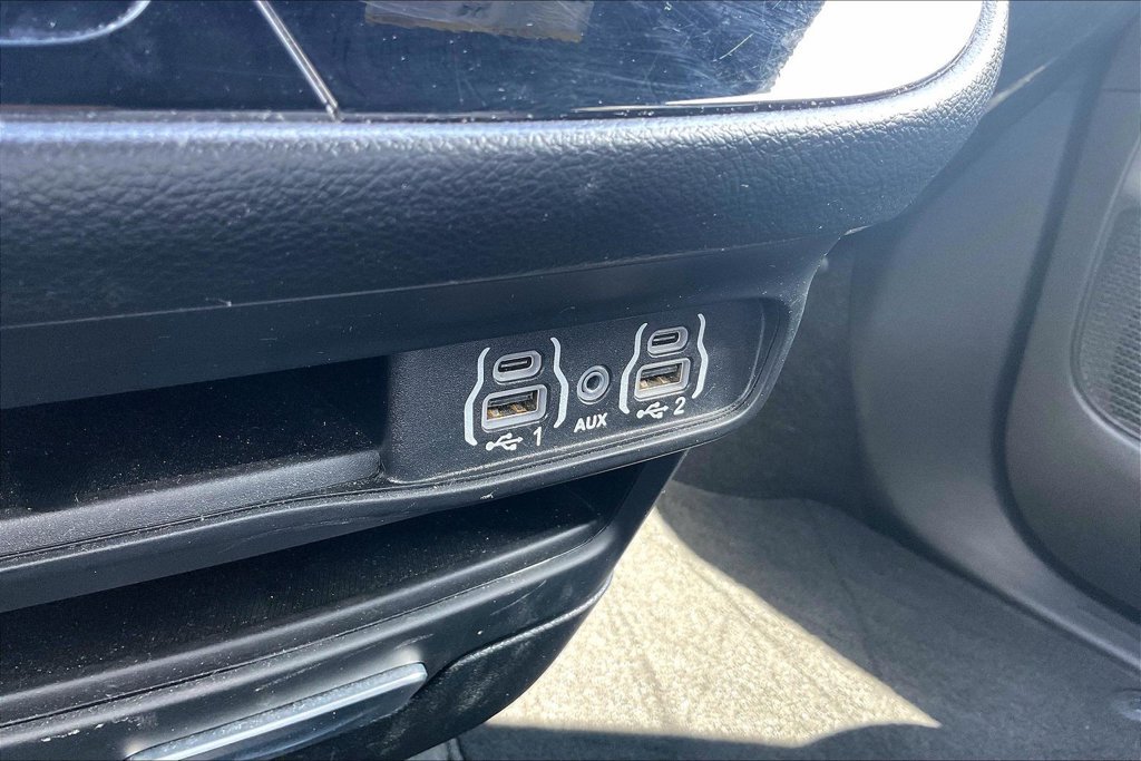 Used 2025 Chrysler Pacifica Select FWD image 16