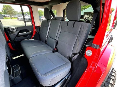 Used 2025 Jeep Wrangler Unlimited Sahara AWD/4WD image 24