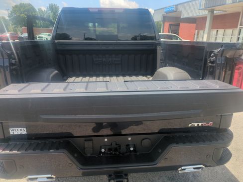 Used 2025 GMC Sierra 1500 AT4 w/ AT4 Premium Package AWD/4WD image 37