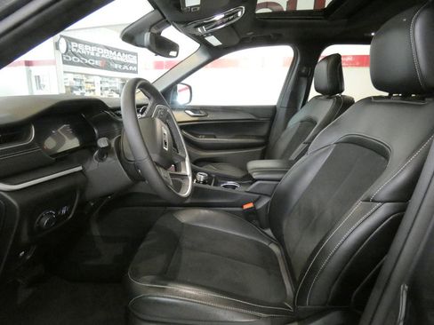 Used 2024 Jeep Grand Cherokee Altitude AWD/4WD image 10