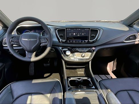 Used 2026 Chrysler Pacifica Limited w/ S Appearance Package FWD image 7