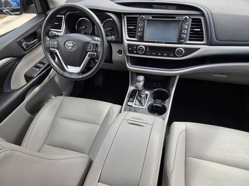 Used 2019 Toyota Highlander XLE AWD/4WD image 32