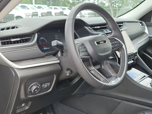 Used 2023 Jeep Grand Cherokee Limited w/ Luxury Tech Group II AWD/4WD image 10