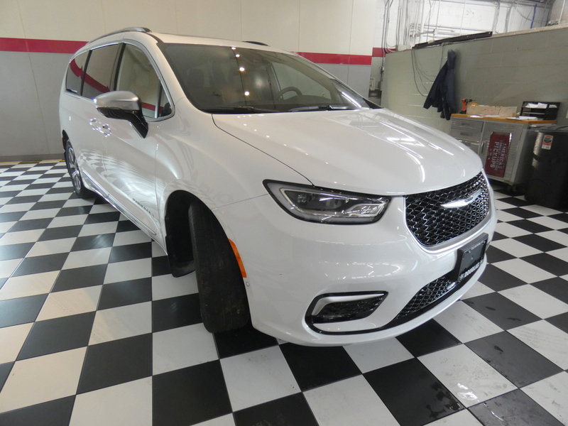 Used 2025 Chrysler Pacifica Pinnacle FWD image 3