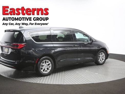 Used 2023 Chrysler Pacifica Touring-L FWD image 42