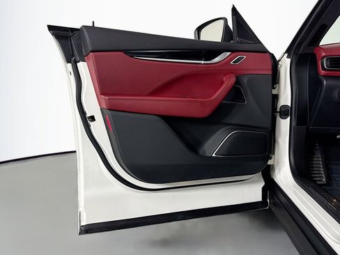 Used 2018 Maserati Levante GranSport image 20