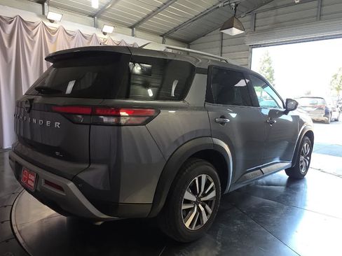 Used 2025 Nissan Pathfinder SL FWD image 3