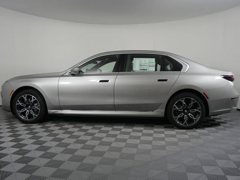 Used 2025 BMW i7 xDrive60 w/ Premium Package image 6