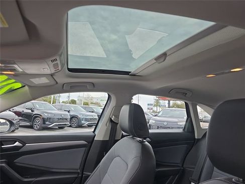 Used 2025 Volkswagen Jetta SE w/ Sunroof Package image 25