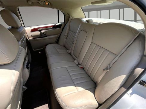 Used 2005 Lincoln Town Car Signature image 21