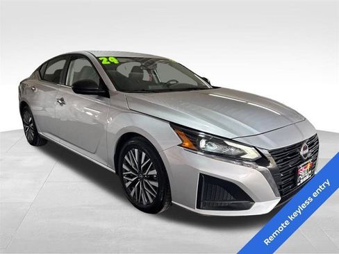 Used 2024 Nissan Altima 2.5 SV FWD image 3