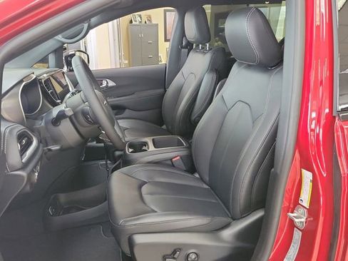 New 2026 Chrysler Pacifica Select image 9